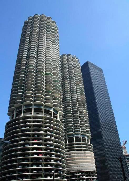 這停車場(chǎng)設(shè)計(jì)可謂滿眼科技感，秒變旅游景點(diǎn)