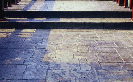 壓花地坪使用在哪些地方？壓花地坪有什么特點(diǎn)？